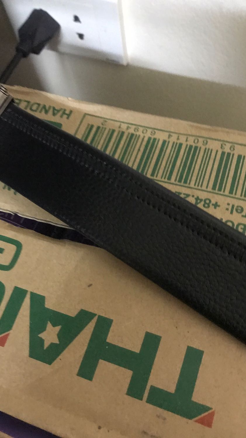 Thắt lưng mặt đẹp, trông đơn giản nhưng chất, đẹp khỏi chê. Dây da dài và mềm mại. Thiết kế khoá tinh tế dễ đeo. Đường may tỉ mỉ. Một sản phẩm giá rẻ nhưng chất khỏi chê luôn. Hàng tốt đáng mua. Ủng hộ shop.❤️❤️ Thắt lưng mặt đẹp, trông đơn giản nhưng chất, đẹp khỏi chê. Dây da dài và mềm mại. Thiết kế khoá tinh tế dễ đeo. Đường may tỉ mỉ. Một sản phẩm giá rẻ nhưng chất khỏi chê luôn. Hàng tốt đáng mua. Ủng hộ shop.❤️❤️