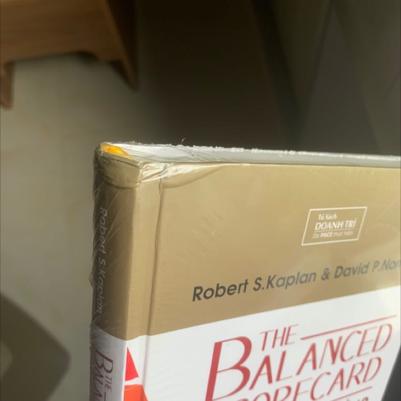 Đóng gói có vẻ cẩn thận, ship nhanh, nhưng lại đưa khách sách bị gãy mép.