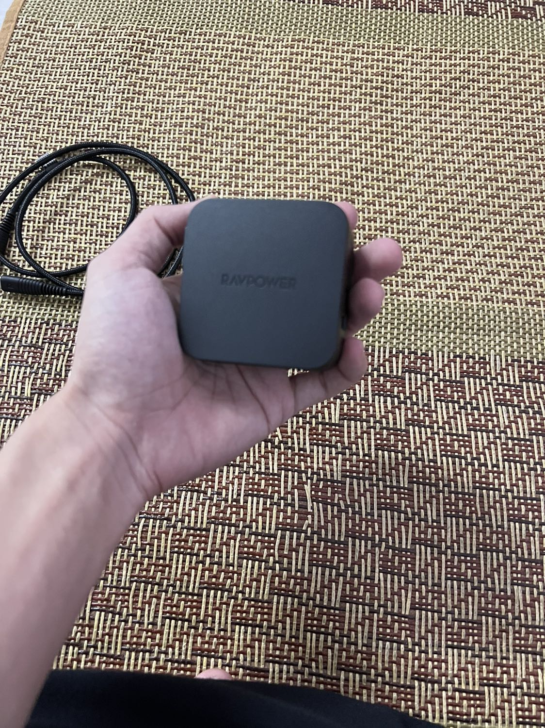 Hàng xịn, củ sạc đầm tay, không quá nặng, nhỏ gọn hơn củ sạc của Apple