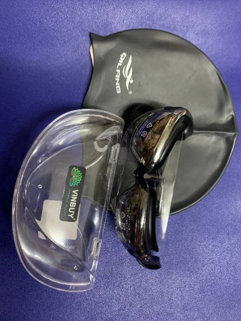 Hàng chất lượng như ảnh quảng cáo, kính ôm vừa khít phần mắt, Kiếng bơi đẹp, nhìn rõ, dễ dàng vệ sinh, không vào nước, vừa khít mặt, tương xứng giá tiền, còn được tặng kèm cả mũ bơi nữa, quá là ok, thanks shop