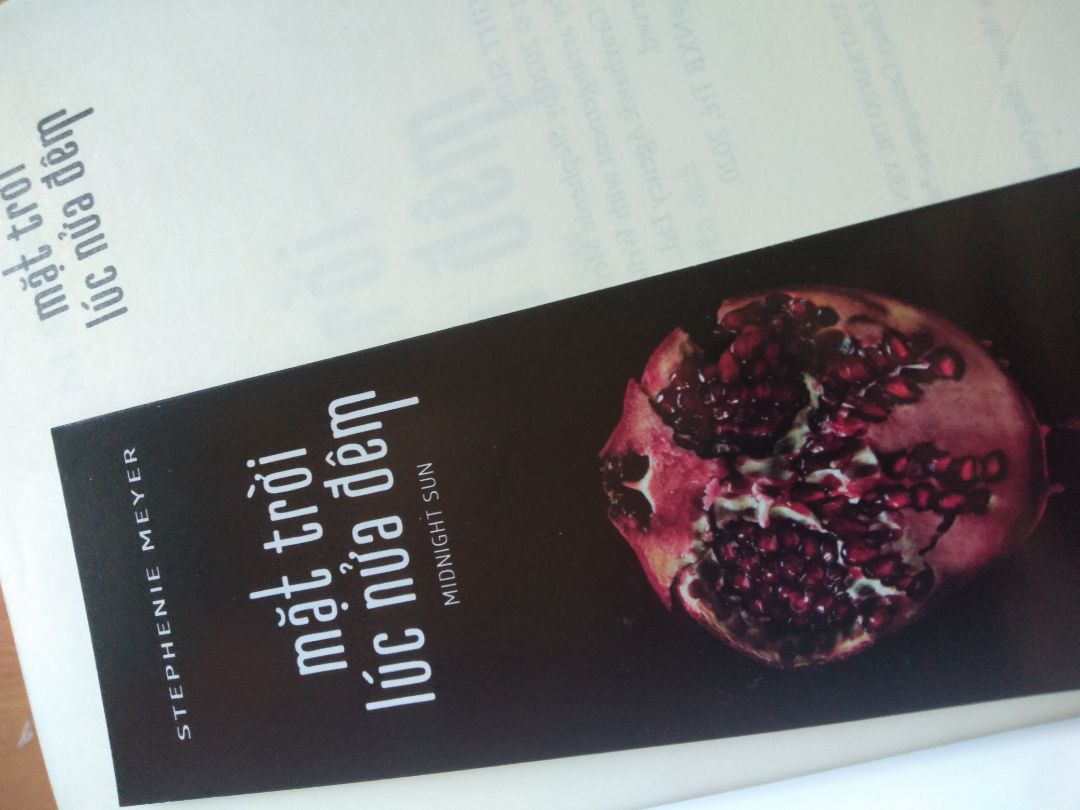 Vận chuyển làm gãy một góc, sai chính tả phần mã vạch. Bản dịch có một số chỗ hơi sến, tuy nhiên nội dung thì vẫn cứ là bánh cuốn lắm. Một góc nhìn khác để ta thấy tình cảm của Edward dành cho Bella là hơn cả yêu