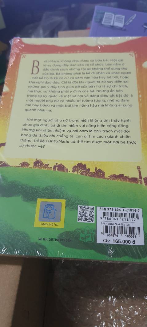 Sách đẹp xĩu, mùng 5 tết mà nói giao siêu tốc cái siêu tốc thiệt đặt 12g cái 4g có luôn, sách đẹp chưa khui đọc nhưng có cảm giác muốn đọc rộn ràng luôn.