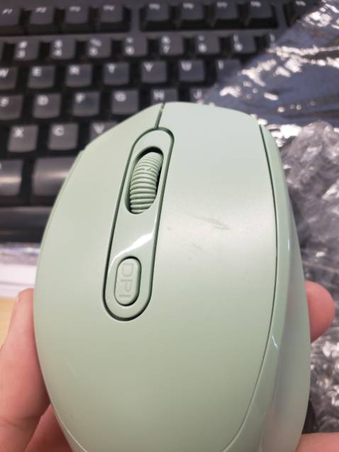 Mới nhận, hộp không seal, bị móp méo, chuột bị trầy, chắc hẳn là hàng trả lại đi ship tiếp cho người khác. Dù chưa sử dụng nhưng ấn tượng như vầy mình không hài lòng