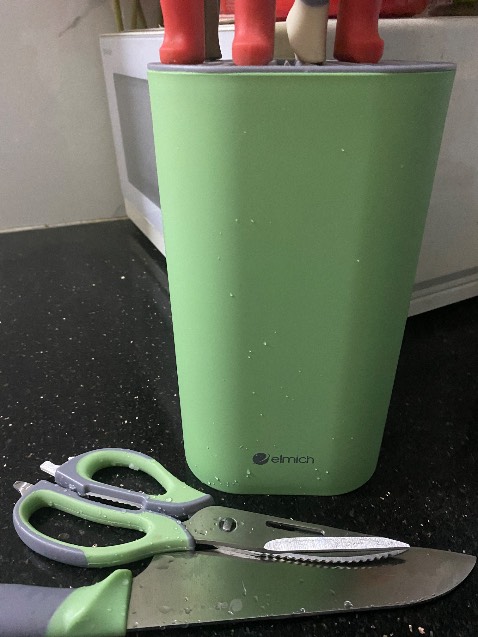 Bộ dao kéo ổn không phải bàn, tốc độ giao hàng của tiki thì miễn chê, mình được người nhà rì viu nên đặt mua, tuy nhiên dao chặt nhỏ chỉ dùng chặt những miếng nhỏ