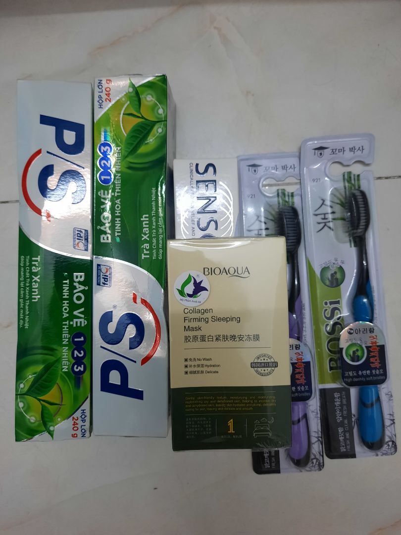 Đơn hàng này mình đặt khá lâu rồi, dự kiến giao ngày 8/8, nhưng mãi vẫn chưa nhận được. Giờ hàng mình còn chưa nhận được nhưng trên app xác nhận đã giao hàng và đánh giá sản phẩm. Tiki xem lại giúp mình sớm! 
Sau khi mình phản hồi, bên Tiki đã giao hàng cho mình, nhưng vấn đề phát sinh là lại giao nhầm sản phẩm, mình đặt mặt nạ Some By Mi của Hàn Quốc nhưng lại giao Bioaqua của Trung. Không xét về giá thành chênh lệch của 2 sản phẩm, vấn đề quan trọng hơn là sản phẩm Bioaqua không phù hợp nhu cầu và với loại da của mình nữa. Mình đã phản hồi về sự cố này nhưng vẫn chưa thấy bên Tiki liên hệ xác nhận hay gì! Mong Tiki làm việc chuyên nghiệp hơn ạ!