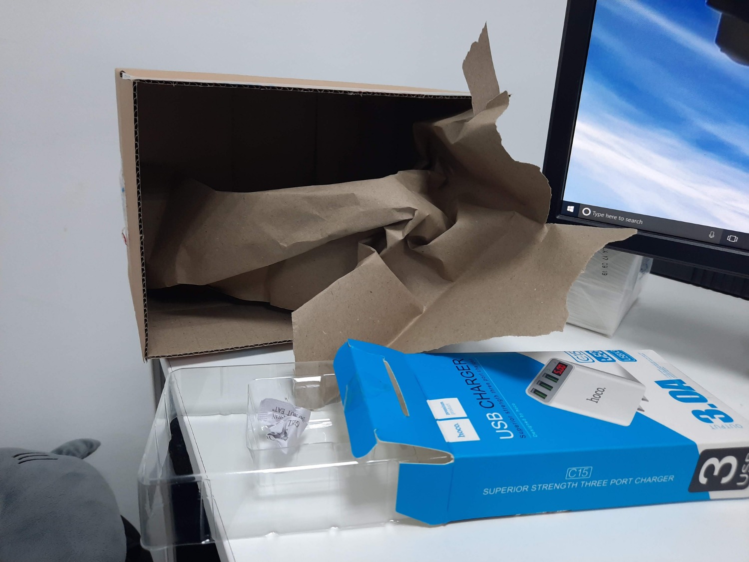 Mình đặt hàng 3/12/2019 qua TikiNow, nhận hàng nhưng bên trong chỉ có bìa và vỏ sản phẩm không hề thấy cốc sạc đâu ? bỏ 160k ra chỉ để mua bìa chăng ? đề nghị shop xem lại và cho câu trả lời thỏa đáng