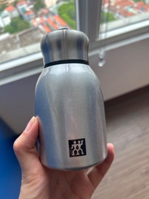 Màu sắc không đúng màu đã đặt, mình đặt màu đồng nhưng shop giao màu bạc
thương hiệu không đúng thương hiệu shop đăng, shop đăng bình của Nhật nhưng giao bình của hãng khác