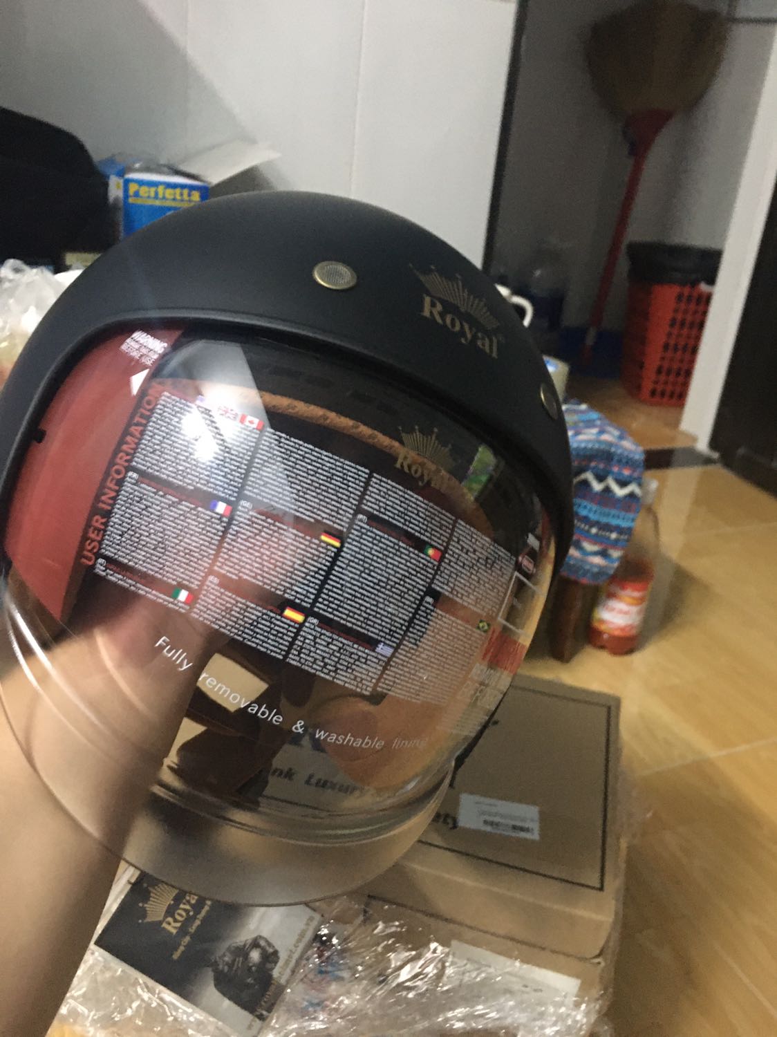 Mũ nhẹ, vỏ nhựa không quá mỏng. Phần xốp mút ổn. Phần lót mũ che hết được phần mút. Quai đeo khá dài, do vướng đệm quai đeo nên rút vô hết cỡ là không được. Phần kính trong và sáng. Chất lượng kính ngang mấy kính chắn bulldog trên thị trường. Form mũ khá lạ. Bị ngắn ở phía 2 tai. Khác với form của andes và avex. 
Tổng thể mũ khá nhẹ, mút và vỏ không dày và cứng cáp bằng Avex dammtrax. Nhưng ngon hơn nhiều mũ rẻ tiền khác. Phần lưỡi trai làm đục nên lúc k đeo kính sẽ bị thấy chướng nắt 1 chút. Form mũ đội vào không thực sự ôm đầu. Phần dưới tai thì bị bóp. 
Phần kính tốt. Gạt xuống là giảm hẳn tiếng ồn ngoài đường. 
Tổng quAn thì với giá này. Sp này rất tốt để đi trong phố, tránh bụi bặm và mưa gió hay vật lạ bay vào mắt và mặt. Kính âm nên việc bảo vệ kính rất an toàn. Nếu không sẽ nát tương như kính ngoài khi treo xe và gặp mấy bạn Ocschos chung trọ vô ý thức