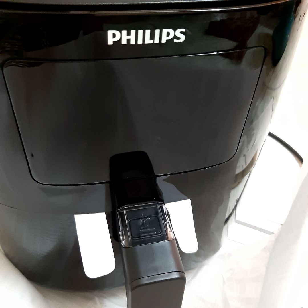 Rất hài lòng.
Có đầy đủ hướng dẫn sử dụng và phiếu bảo hành. 
Nồi nhỏ gọn. Khay chống dính tốt nên dùng xong làm sạch dễ dàng. 
Lần đầu chiên thử đùi gà, da giòn thịt mềm rất ưng. Kinh nghiệm là nên lật mặt đồ ăn trong thời gian nấu để vàng đều hai mặt.