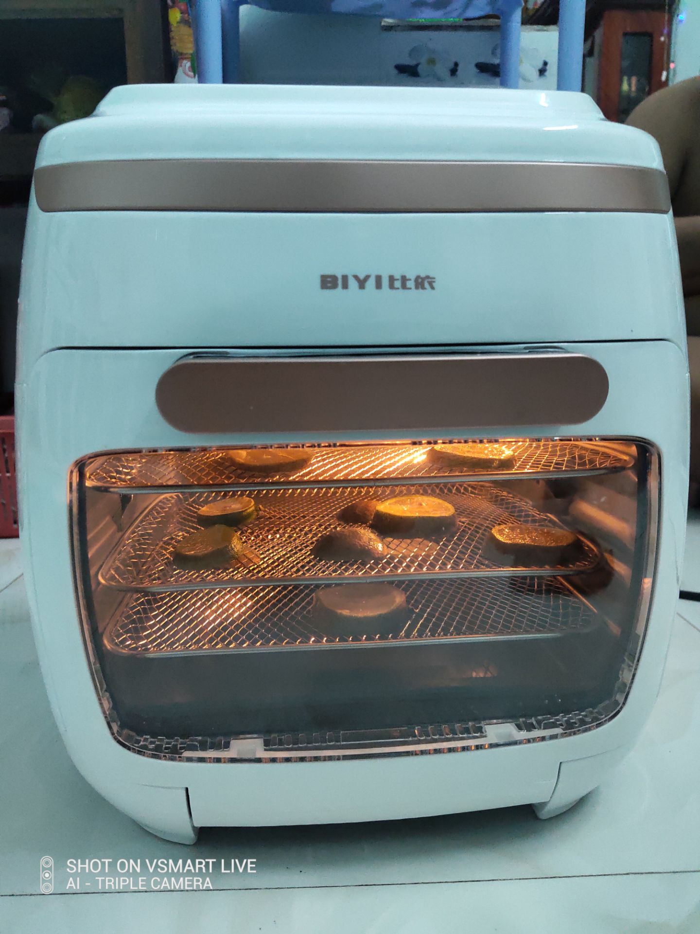 Nồi đẹp xịn xò, mình mua lúc giảm giá nên giá thấp mà lại tốt. Chỉ có quyển hướng dẫn sử dụng và hướng dẫn nấu ăn toàn tiếng Hồng Kông không có tiếng việt nên phải mày mò trên mạng coi cách sử dụng. Chấu nồi là loại 3 chấu nên cần có phích cắm 3 chấu. Mình đang cắt vài lát chanh để khử mùi cho nồi, chuẩn bị làm món gà nướng.