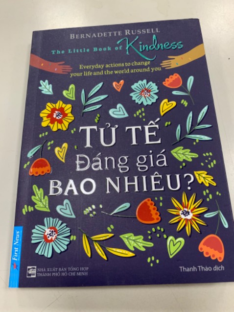 Một quyển sách rất tệ, nhỏ xíu, mua về để lên kệ không biết để chung với quyển nào được. Kích thước 11.5cm*16.5cm mà đo ra chỉ có 16.2cm
Nội dung thì chưa đọc nhưng nhìn quyển sách bé tý tẹo là buồn lòng rồi. Không đáng để mua với giá bìa 98000vnd
Mọi người ai mua chú ý cân nhắc nhé