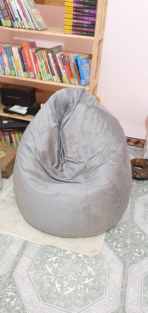 Vừa nhận hàng & có mấy nhận xét :

- Không mùi khó chịu.
- Do bên trong là nhiều hạt gì đó nên ngồi đầm, không cứng không ọp ẹp.
- Mình cao 1,63 mét nặng 58 kg ngồi vừa, cảm thấy hơi bé & không được thoải mái lắm.
- Để chiều nào ngồi cũng được.