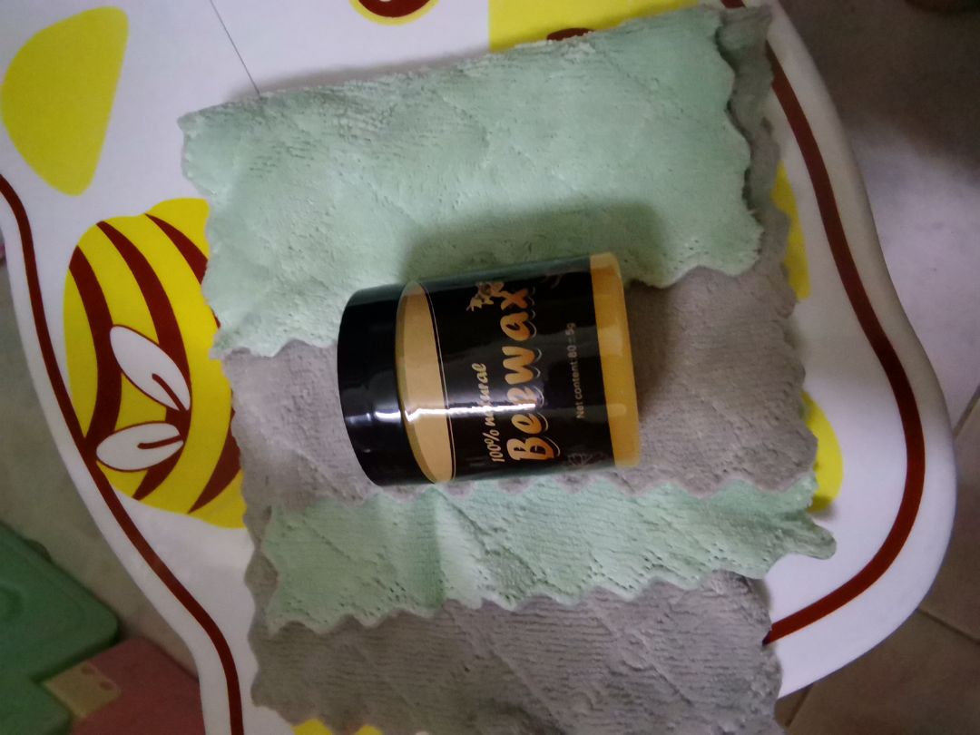 hộp đựng giấy thì móp méo, cũng may là lọ sáp ong không sao. có tặng 2 khăn vải