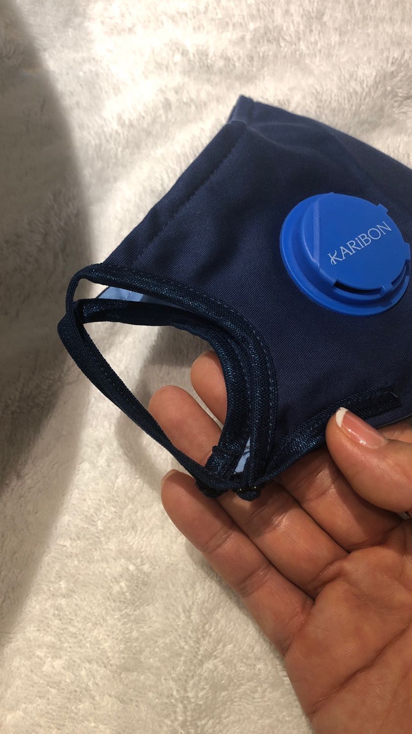 Khẩu trang dày dặn nhưng không bí thở, chất liệu tốt như quảng cáo, đeo lâu cũng ko bị mùi và có hơi ẩm như khẩu trang thường. Mình mua để dùng khi xuất cảnh sang Úc và mua cả mấy cái làm quà tặng cho gđ bạn bè bên ấy. Rất hài lòng về chất lượng sp.