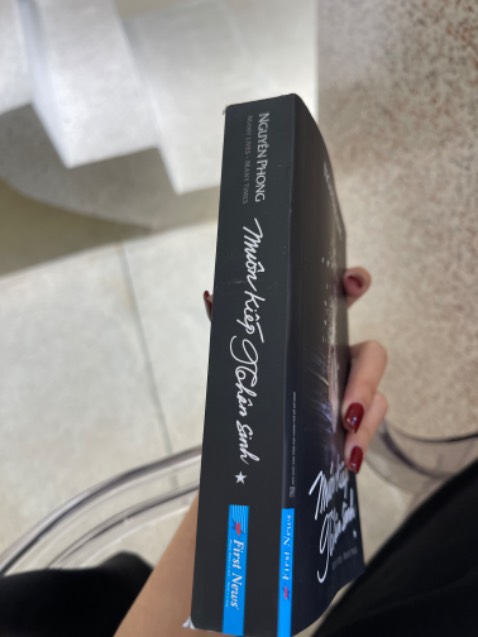 Mình vừa nhận hàng mở ra thất vọng vô cùng, giá cao hơn so với các shop khác nhưng không đáng tiền tí nào. Cạnh sách tróc và rách như ảnh mình chụp, mình có cả video unbox. Một người yêu thích đọc sách như mình không thể chấp nhận được việc cuốn sách tróc và rách như vậy được, như lấy sách cũ giao vậy