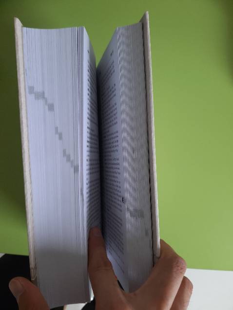 Sách được bọc cẩn thận qua nhiều lớp. Này là mình bỏ cái phần bao bìa cứng bên ngoài rồi, để cho gọn với không bị phồng khi để lên kệ sách. Nói chung cuốn sách này là công cụ, xài là xài cả đời, mua ban đầu thì hơi xót túi tiền, chứ cỡ vài năm nữa thì chẳng là gì :)))).
P/s: Bác nào làm cảnh sát chính tả thì nhớ tậu "trang bị ngành" sớm nha. Đừng như em, làm trong nghề gần 9 năm rồi giờ mới có cộng sự đắc lực này :( .