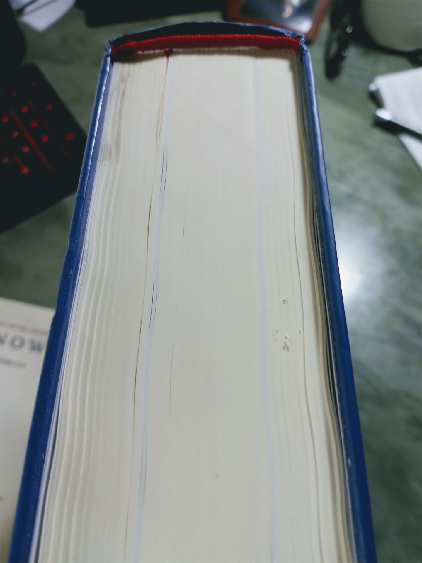 Sách đề là bìa đen nhưng giao bìa trắng?. Một sự nhầm lần mình k chấp nhận được. Ngoài ra sách bị gãy lưng, áo bìa ố bẩn, giấy cũng bị bẩn