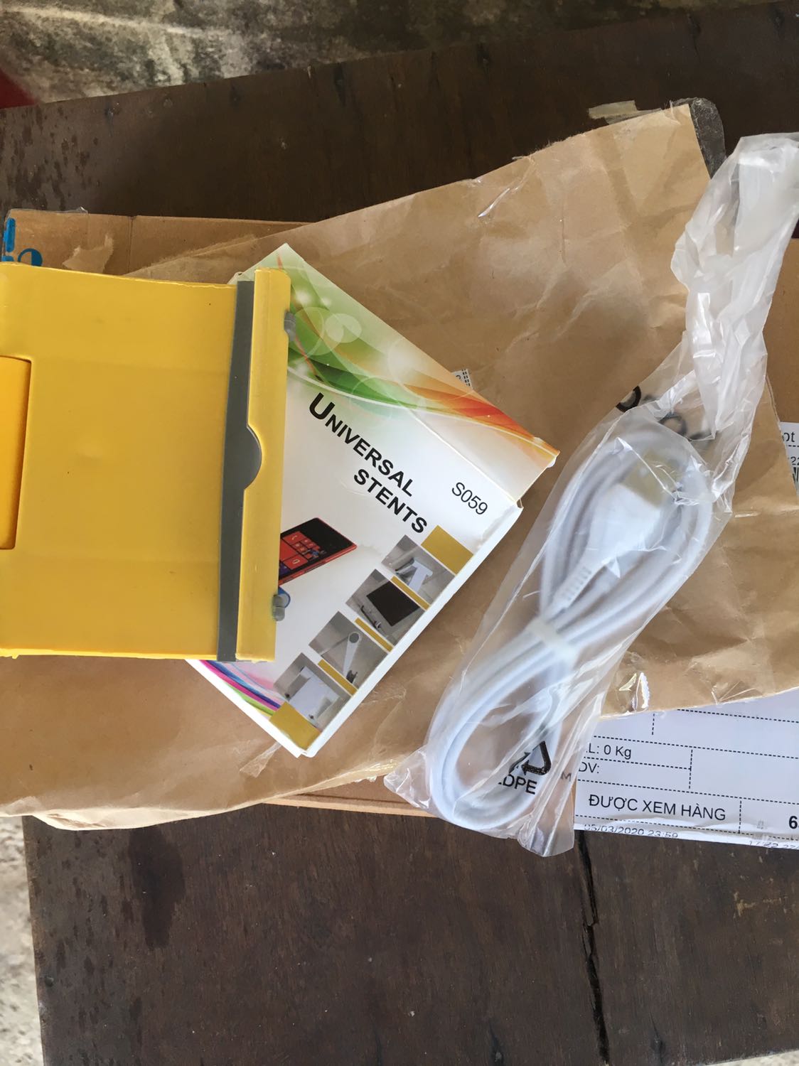 Gói hang kĩ , vì chưa xài nên ko biết chất lượng sao .  Ko có tặng hai dây bọc cấp sạc mà là cái kệ để điện thoại .