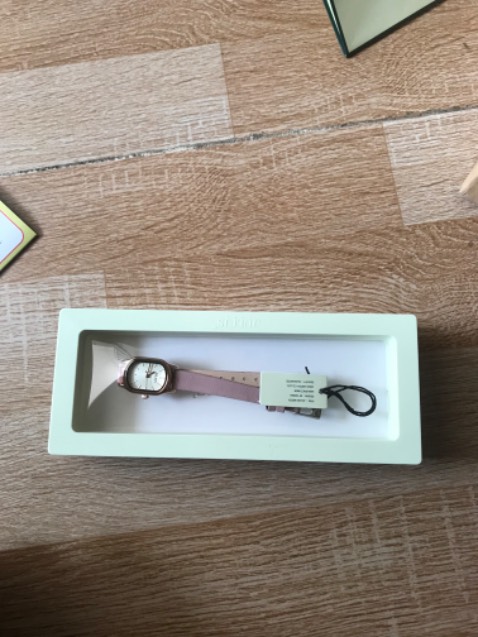 Mua màu đỏ  sao giao màu hộgf v shop?