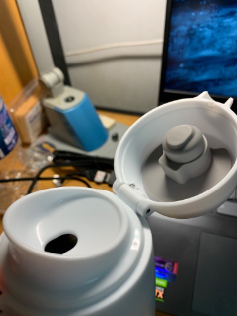 Đổ nước nóng vào từ 16h mà đến sáng hôm sau 8h mở ra vẫn còn ấm ấm.
Bên ngoài thành bình không bị ấm lên, riêng cái nắp nhựa thì ấm ấm.
Lật bình không bị rỉ nước.
Thiết kế đóng mở nắp thông minh, tiện lợi.
Bình này có gioăng cao su nên mọi người nên hạn chế rửa xà phòng, nước rẻ chén nhé. Lờn gioăng là mất giữ nước.
Không biết cách check mã LocknLock nên ko check đc.