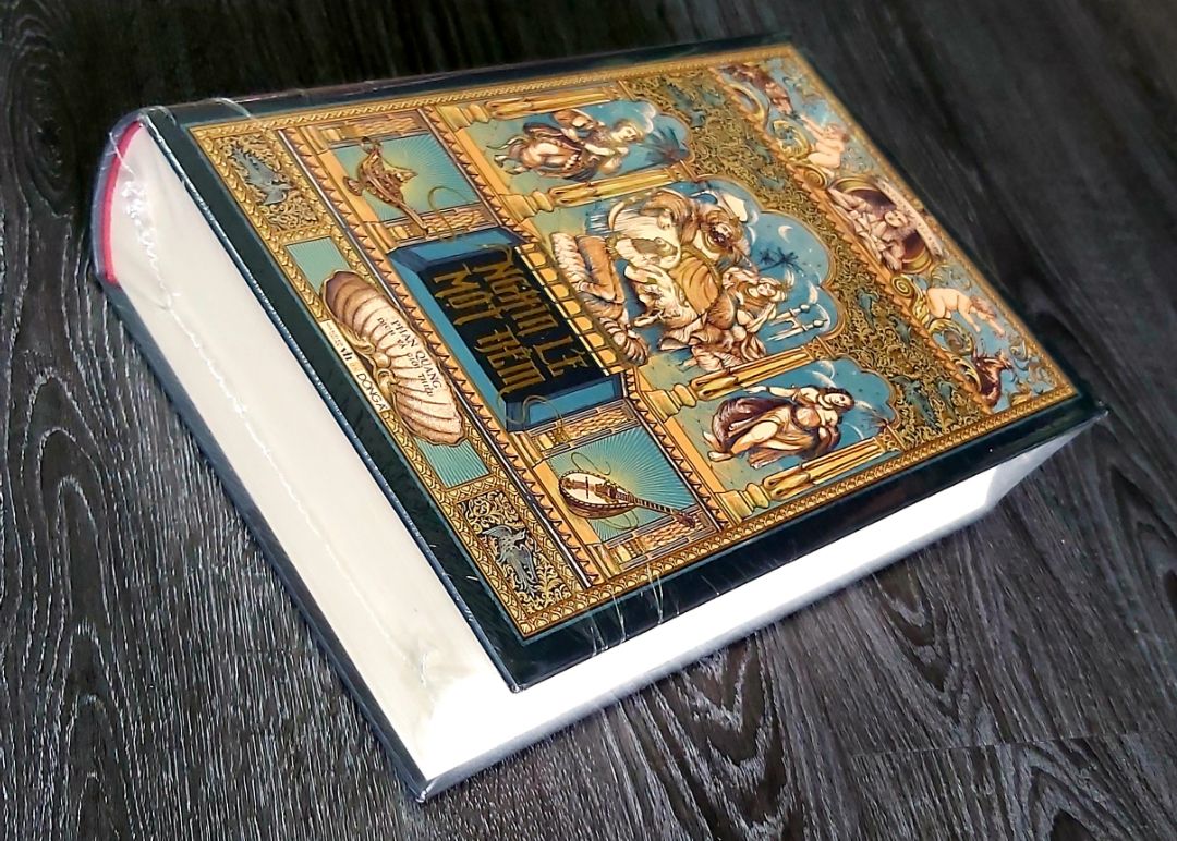 Thích là nhích 🤩 sách đẹp nên mua 😍.
Dịch vụ Tiki nhanh gọn và tiện ích. Sáng sớm mình đặt sách, trưa cùng ngày đã nhận được. Tuy nhiên, mình xin góp ý với bộ phận đóng gói hàng của Tiki, dù sách ít hay nhiều giá trị xin đóng gói cận thận hơn. Quyển sách này của mình được đóng hộp, có chống   sốc nhưng lỏng lẻo lắm sách vẫn bị mẻ một chút bìa 😥 trong quá trình vận chuyển, mình sót lắm. Mong Tiki ngày càng hoàn thiện, mình ủng hộ lâu dài.