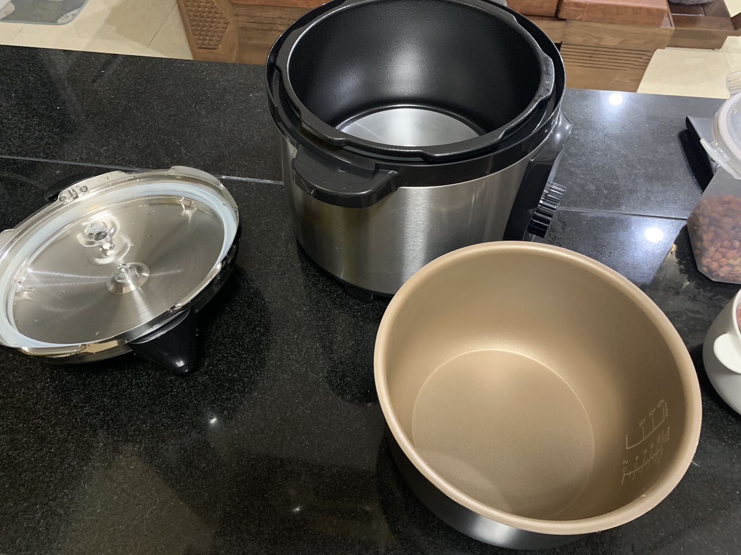 Nồi nấu okie nhưng có mỗi nhược điểm là vùng nồi lúc không nấu bị lỏng rất dễ bị xoay và rơi ra. Ace ai mua fai để ý điểm này. Nvay k an toàn cho lúc nấu.