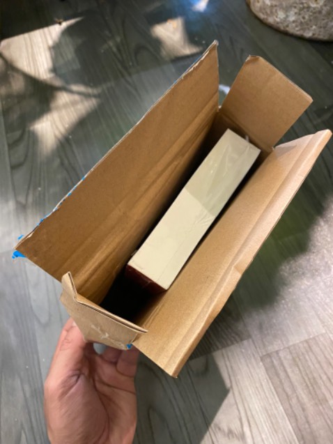 Góp ý vs Tiki là đợt này đóng gói sách sơ sài quá, ko bọc cẩn thận, mấy lần trước mình đặt sách bìa cứng chỉ bọc mỗi một lượt nilon bọt mỏng, hộp đựng chỉ vừa khít khổ sách nên hầu như bị cấn móp hết các góc bìa sách. Lần này thì hộp rộng hơn nhưng ko hề có lót tí nào luôn. May mà sách chỉ bị cấn nhẹ ở góc.