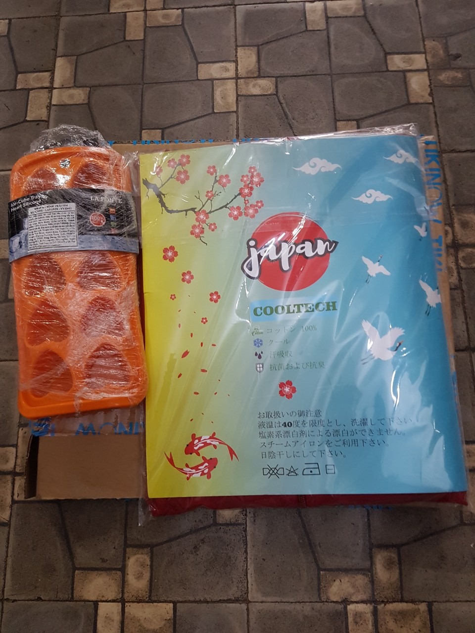 Hàng giống như hình, giặt nước đầu không bị ra màu quá nhiều, mặc thử rất thoáng mát. Shop phục vụ rất chu đáo, gửi kèm cả thư cảm ơn và hướng dẫn bảo quản áo 100% cotton. Chỉ tiếc là mặc hơi chật, nhất là phần cổ tay, túi ngoài nhỏ, giá mà màu vàng, màu đen có size lớn hơn giống màu tím cẩm  thì mình đã mua thêm luôn rồi.