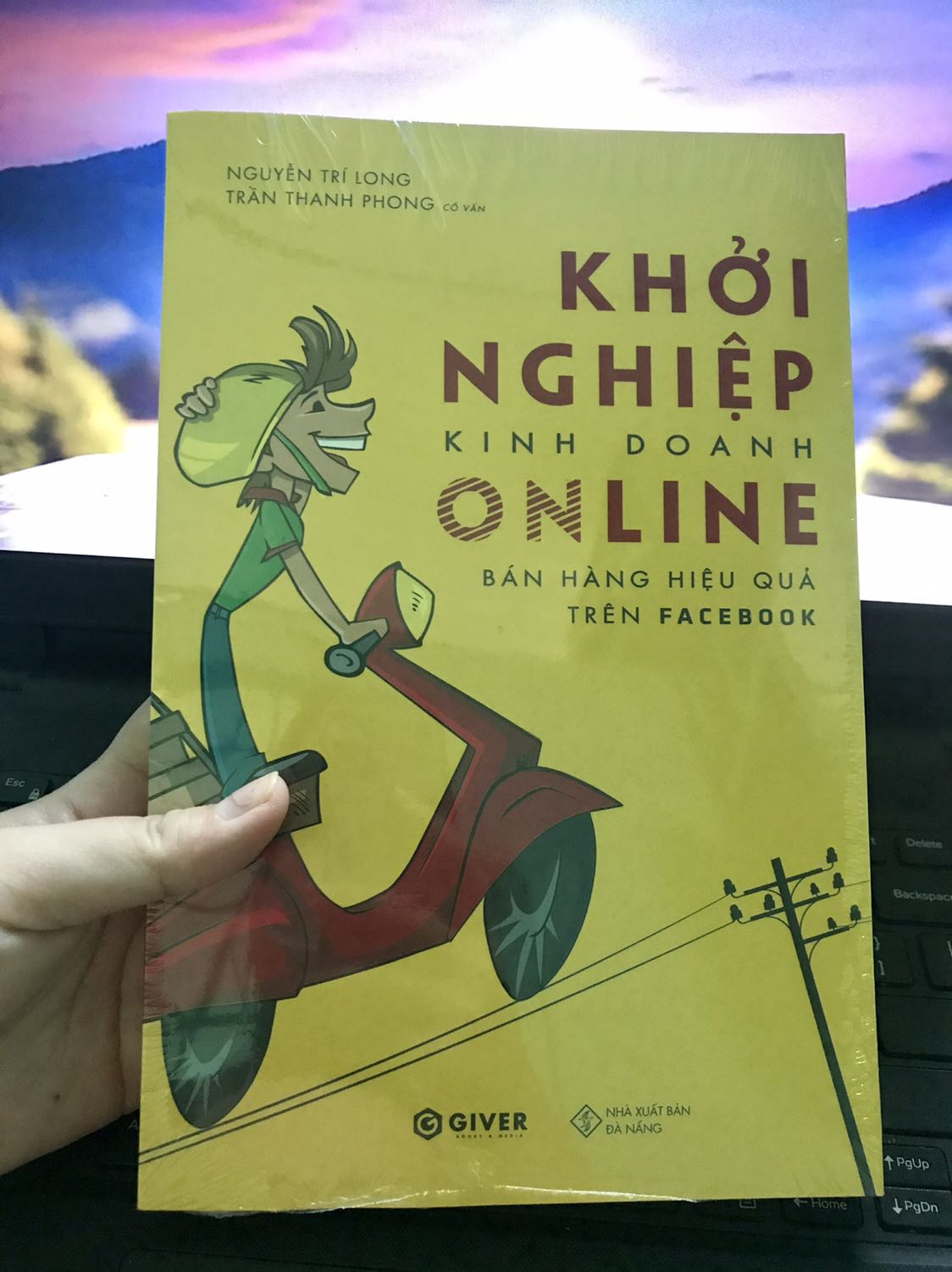 Một cuốn sách hữu ích về kinh doanh online cho người mới bắt đầu.

Nếu bạn đang muốn tìm kiếm những kiến thức cao siêu như là chạy quảng cáo *** như thế nào cho ra nghìn đơn 1 ngày hay cách kinh doanh ăn chắc 100% thì  cuốn sách này KHÔNG phải là lựa chọn phù hợp với bạn.

Mình đã đọc được khá nhiều cuốn sách về kinh doanh, lúc đọc thì cảm thấy rất tâm đắc nhưng lại không áp dụng được nhiều vào công việc hiện tại. Rồi mình cảm thấy những nội dung ấy khá xa vời thực tế (đối với suy nghĩ riêng của mình). Cho đến thời gian gần đây, mình tìm đọc được các cuốn sách của tác giả Trần Thanh Phong, những nội dung phải nói là giản dị, nhưng mình vận dụng được rất nhiều. Thời gian gần đây, mình cũng quan tâm đến kinh doanh online, một phần do covid, một phần không muốn bản thân phụ thuộc vào công việc 8 tiếng 1 ngày. May mắn là mình đã tìm thấy cuốn sách này. Mình đọc sơ qua mục lục thì đúng là những thứ mình đang tìm kiếm. 
Mình đã đọc được khoảng 100 trang đầu, rất nhiều thứ hữu ích nho nhỏ nhưng trước đây mình lại không để ý đến. “Thì ra là vậy!” Đó là câu thường xuyên xuất hiện trong đầu mình khi đọc cuốn sách này.

Mình rất cảm ơn 2 tác giả đã cho mình cơ hội để thay đổi góc nhìn. Thì ra bấy lâu nay vì xem thường những thứ căn bản mà mình đã gặp rất nhiều khó khăn để bắt đầu.