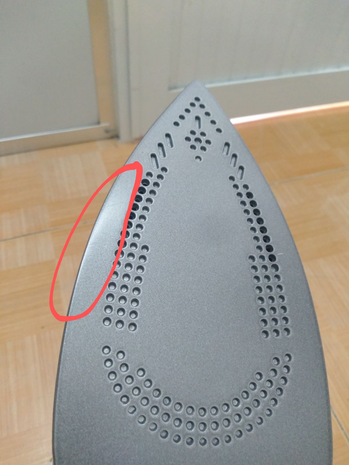 1. Thời gian giao hàng: đúng như dự kiến
2. Chất lượng 
- Ngoại quan: bề mặt đáy bàn ủi có vết trầy xước + lõm + chân cắm sạc cũng bị trầy.
- Vận hành: ủi khô lần đầu tiên có mùi nhựa khi đang làm nóng bàn ủi, khi đã nóng đều thì mùi nhựa giảm/k còn