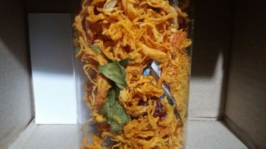 khô gà ngon ơi là ngon.có lá chanh và ớt.