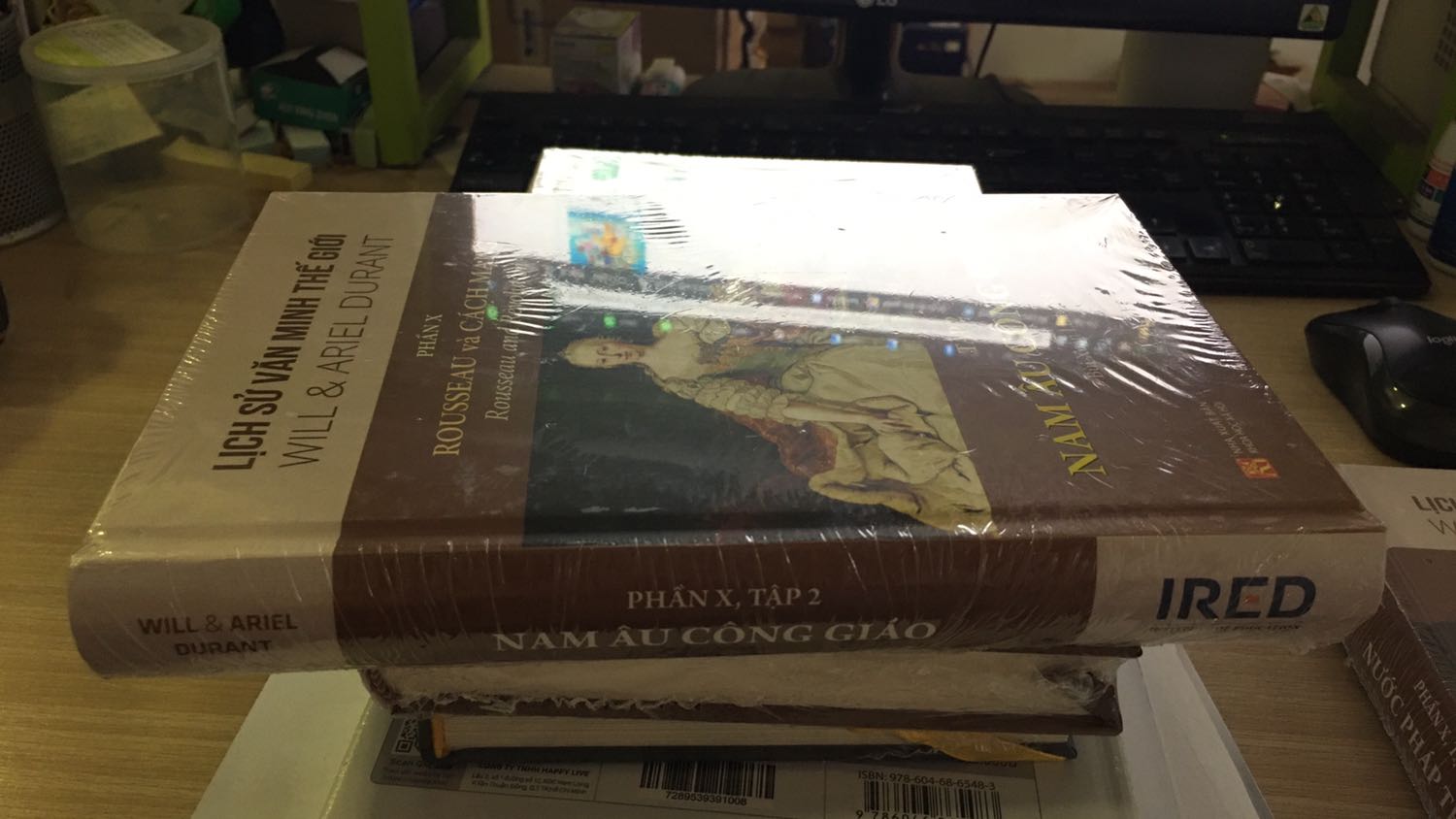 Tập này lúc đầu mình nhận sách bị lỗi gáy, đã được đổi cuốn khác đẹp xịn sò