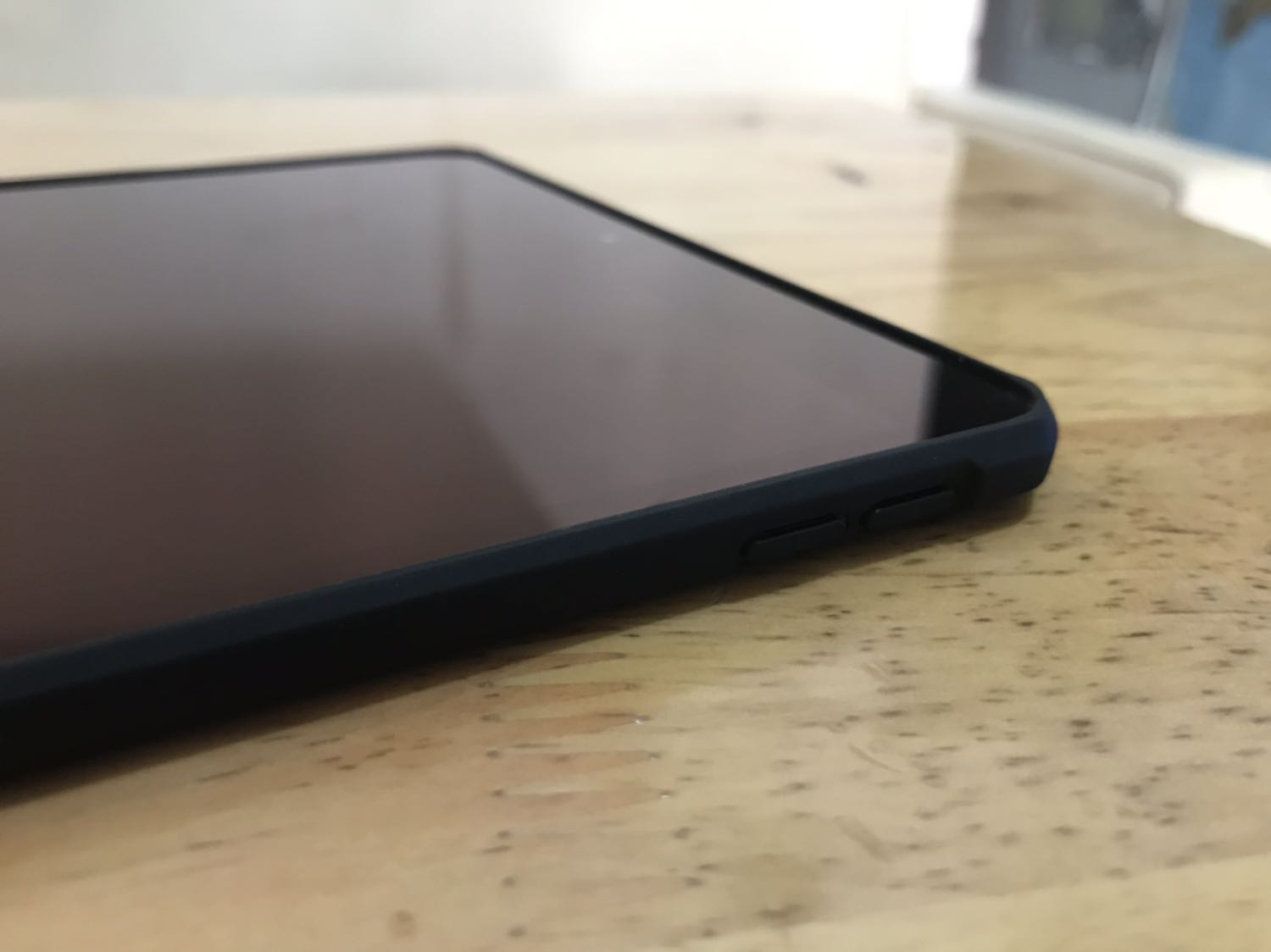 Mình đã dùng qua nhiều loại cover cho ipad, các đời, nhưng khi cầm trên tay sp xundd cho ipad air 3 này mình đã cảm thấy vô cùng thích. khi ốp vào lại càng ấn tượng. mình chọn viền đen, tiệp hoàn toàn với ipad air 3 space gray. viền cao su tạo cảm giác cầm thoải mái và chắc chắn, chống trượt, ốp nhựa trong suốt dày và trong giữ đúng màu của máy. ốp trong suốt theo thời gian sử dụng chắc sẽ có trầy xước nhưng ấn tượng ban đầu là rất hài lòng. tiki giao hàng đợt này nhanh hơn thời gian dự kiến.