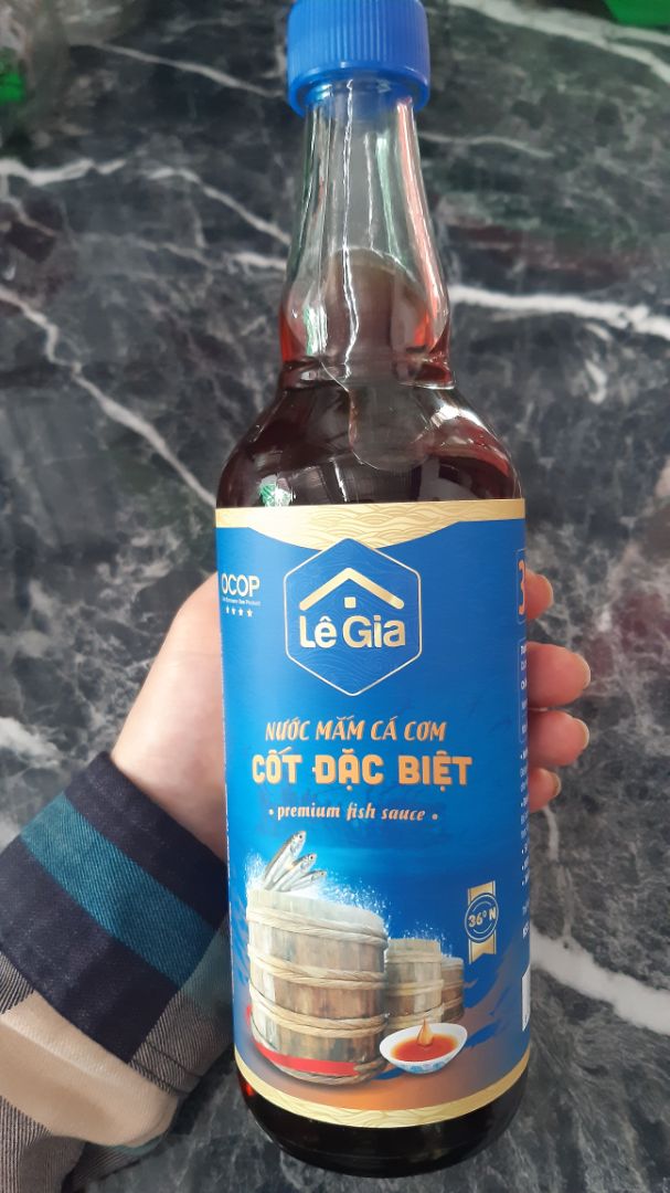 Tiki đóng gói đúng chuẩn xịn, 1 quãng đường  từ bắc vào nam mà cái vỏ hộp chuẩn nguyên vẹn, chai nước mắm được bảo vệ tối đa an toàn trong nhiều lớp bọc chống va đập. Chất lượng nước mắm thì không phải nói nhiều vì Rất Thích 🥰 mới tìm mua. Tuyệt vời 👍👍👍👍👍