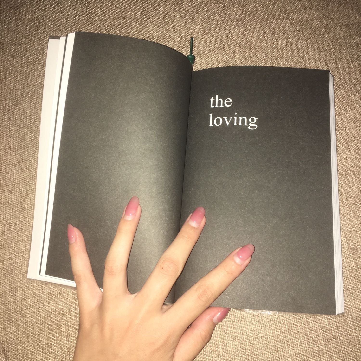 Khuyến khích các bạn mua thêm bọc sách!!!
Chất lượng sách tuyệt vời và nội dung hay dù là thơ của Rupi Kaur không vần như thơ Việt Nam mình. Tất cả có 4 chương: hurting -> loving -> breaking -> healing. Có nói về các vấn đề abuse, rape, trọng nam khinh nữ, toxic relationship nên disturbing với một số người