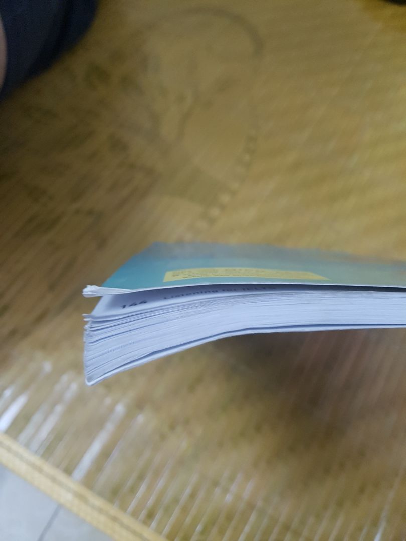 Mình luôn luôn trân trọng những cuốn sách, đặc biệt là bộ sách Collins, mình có 4 cuốn rất đẹp rồi, mua cuốn này nữa thành đủ một bộ. Hôm này rất buồn vì TIKI TRADING ( TIKI TRADING nhé mn), gửi mình một cuốn sách từ tháng 7-2017 bụi bám đầy, tờ cuối từng bị ẩm, gáy bị quăn, trang cuối bị bẩn. Mình đã không xem hàng vì tin TIKI TRADING. Thế nên mn đừng tin gì kể cả TIKI TRADING nhé. Vì một phần lỗi của mình nên mình đánh giá TIKI TRADING 2 sao nhé. Còn chất lượng sách thì tuyệt vời rồi, mình không bàn nhé.