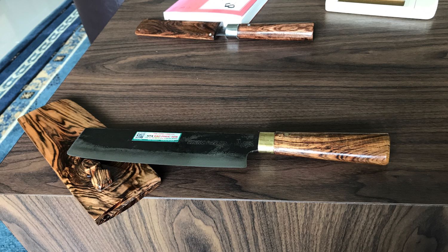 Đóng gói cẩn thận. Dao rất đẹp, lưỡi dao chế tác tỉ mỉ và bén.