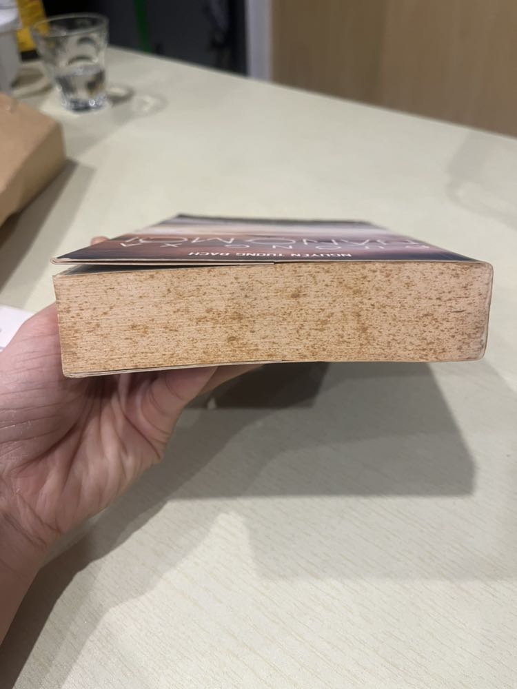 sách cũ, ố vàng mép hết rồi.