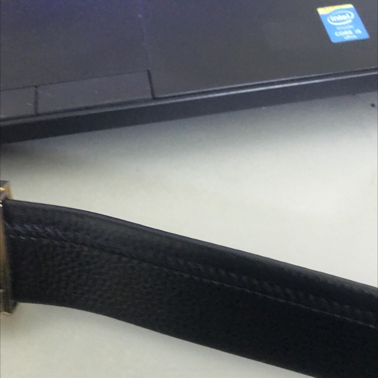 Thắt lưng đầu khoá nhìn đơn giản nhưng đẹp, có vẻ chắc chắn. Thiết kế khoá gọn dễ dùng. Dây da dài mềm. Sản phẩm ok, so với mức giá thì đáng mua.