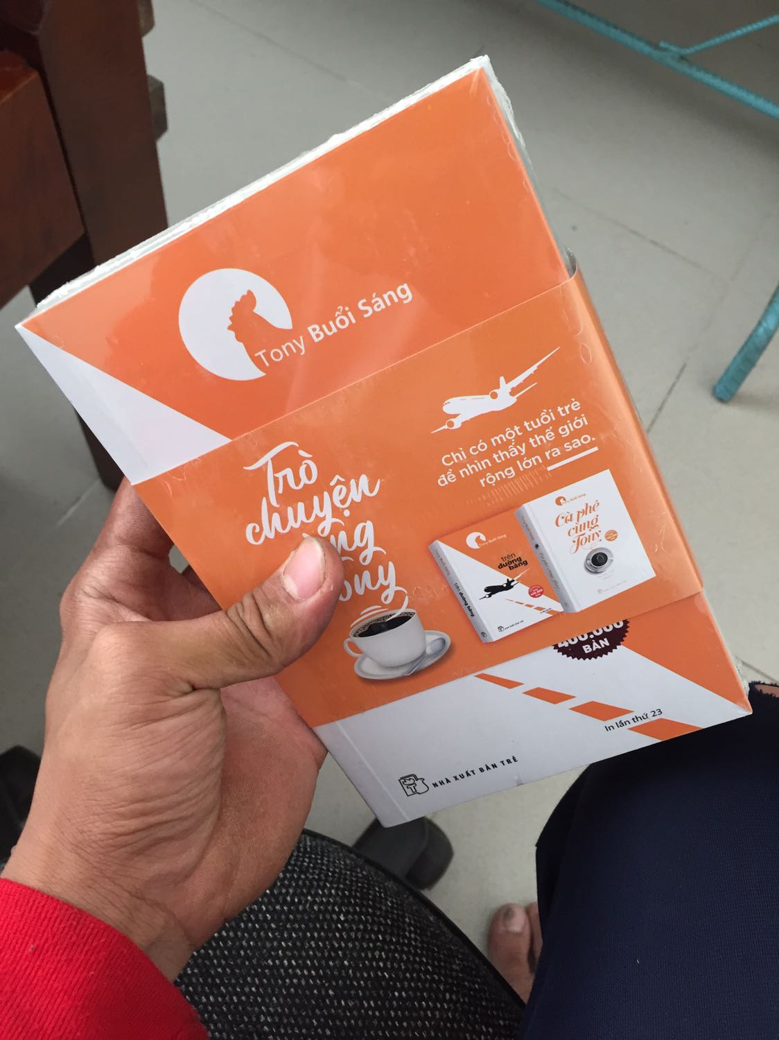 các bạn đang xem bình luận của tui có nghĩ tui *** các bạn không, không hề sách y như hình , không gặp vấn đề rách hay trầy xước gì hết , rất ok dịch vụ giao hàng từ anh shipper hay từ khâu đóng gói - bao bì đều rất là tốt , từ lúc mua ở tiki tới nay tui chưa có đơn hàng nào lỗi cả , phải chăng là nhờ tiki và sự may mắn của tui , mọi thứ đều tuyệt vời : thưa các bạn , chúc các bạn may mắn và cũng giống như mình . Cảm ơn tiki còn làm ăn dài dài . thanks tất cả