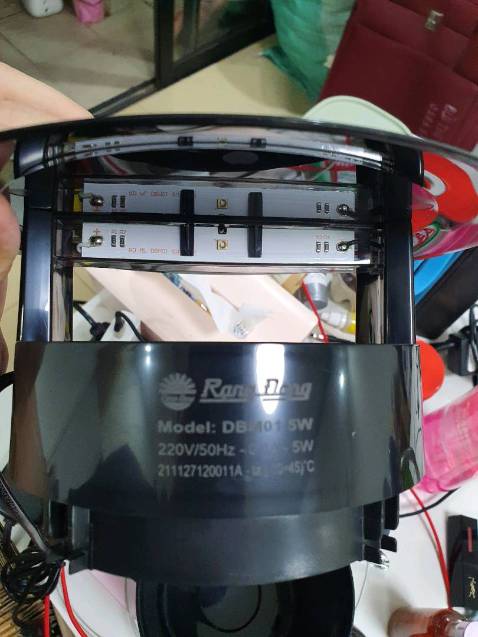 Lồng đèn bắt muỗi to, quạt hút mạnh hơn các loại đèn muỗi made in china khoảng 100k. Đèn led một bên sáng trắng, một bên sáng kiểu tia cực tím. Đang dùng thử, sẽ đánh giá tiếp về hiệu quả bắt muỗi.