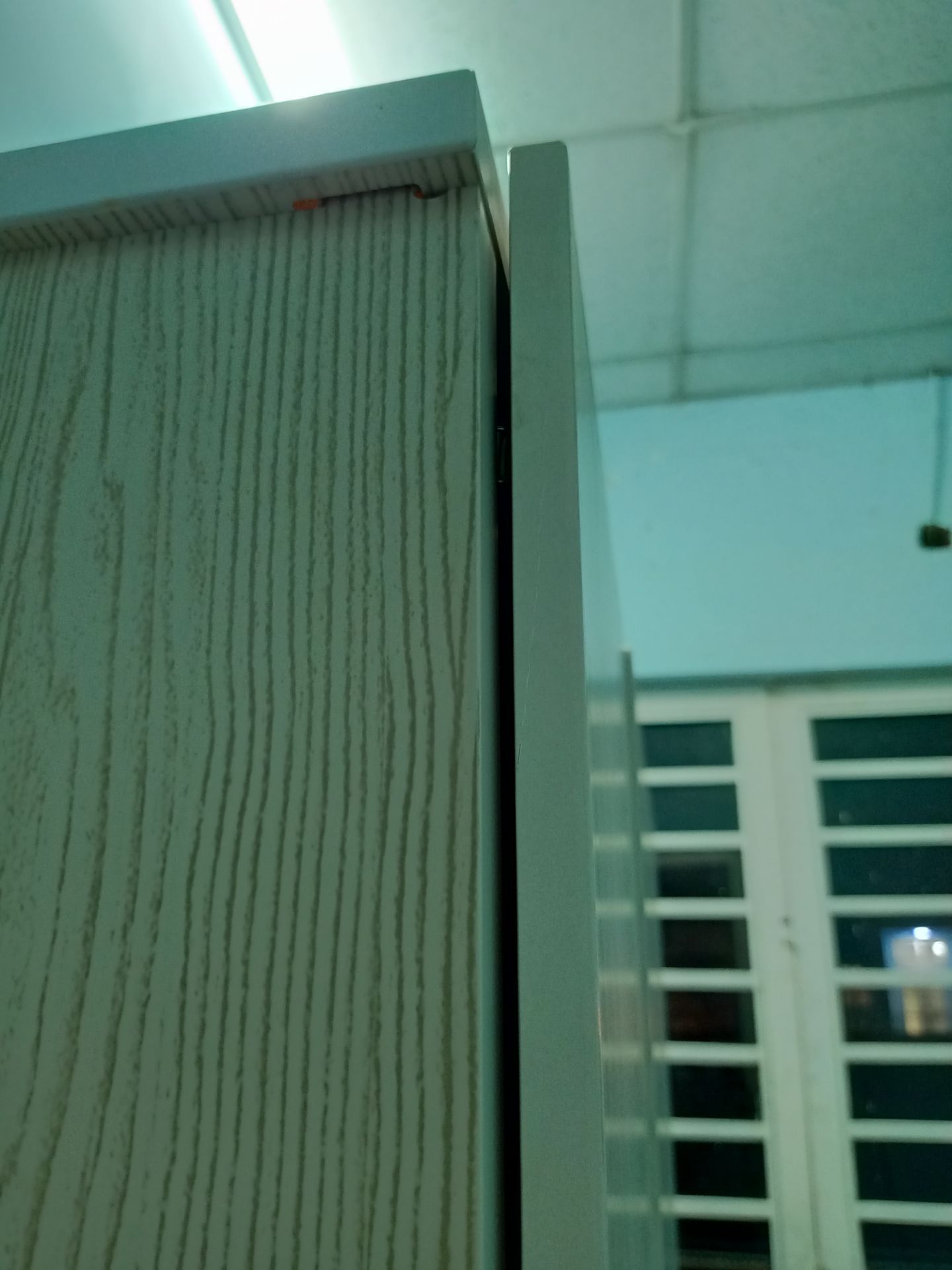 Nhà bán hàng nên ghi thông tin chính xác chất lượng của tủ. Tủ này rõ ràng là nhựa Việt Nam không phải nhựa Đài Loan nên không có chế độ bảo hành như tủ Đài Loan chính hãng. Nhất là tủ được lắp ráp với kinh nghiệm và kỹ thuật thấp. Không hề gắn gia cố cho phần bản lề ở mặt trong tủ nên chắc chắn dùng trong thời gian ngắn sẽ bị nứt gãy, có lẽ vậy nên không thấy có chế độ bảo hành so với hàng chính hãng. Phần cánh cửa gắn không đúng kỹ thuật nên hở rất nhiều dù đã chỉnh ốc hết cỡ nhưng vẫn hở như trên hình là đủ để hiểu kỹ thuật đóng tủ như thế nào rồi nhé (Giao cho mình đóng có khi lại đẹp hơn ^^! ). Giao hàng khá lâu, cứ hết hàng rồi lại hẹn. Thật sự không muốn nhận khi kiểm tra sản phẩm nhưng vì thấy anh giao hàng tội và thật thà nên đành chấp nhận dùng đỡ (Chắc chỉ dùng được 1-2 năm). Thật sự đây là lần thất vọng thứ 2 khi mua hàng ở Tiki trong 4 năm vừa qua. Mong Tiki kiểm tra nâng cao chất lượng sản phẩm cũng như nguồn gốc của sản phẩm.