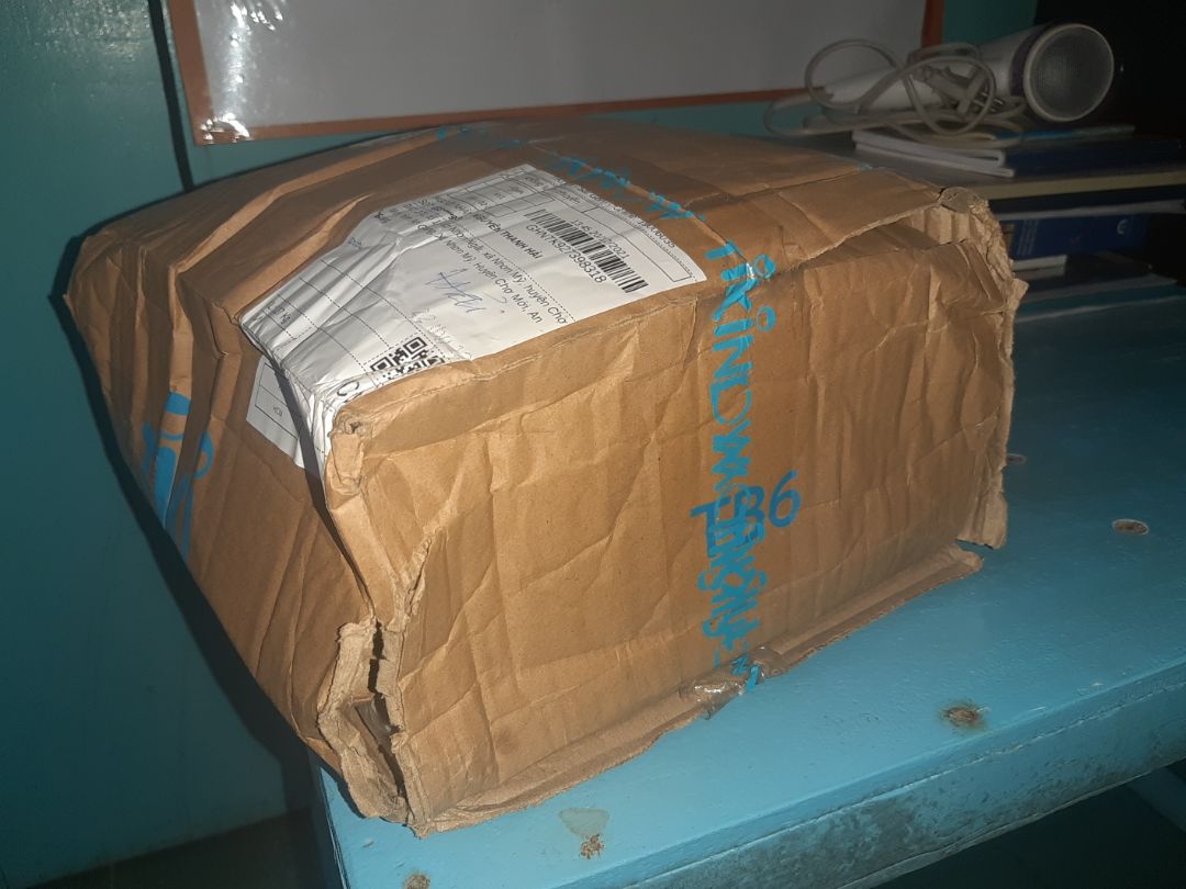 Bưu kiện không có miếng bọc chống sốc nào!
Quyển sách được cứu vớt phần nào nhờ được bao bọc nhưng phần góc trên bên phải quyển sách vẫn bị nhăn...haizz
Tiki không giao cho mình bộ bookmark như trong đơn hàng mình đã đặt, tại sao ạ?