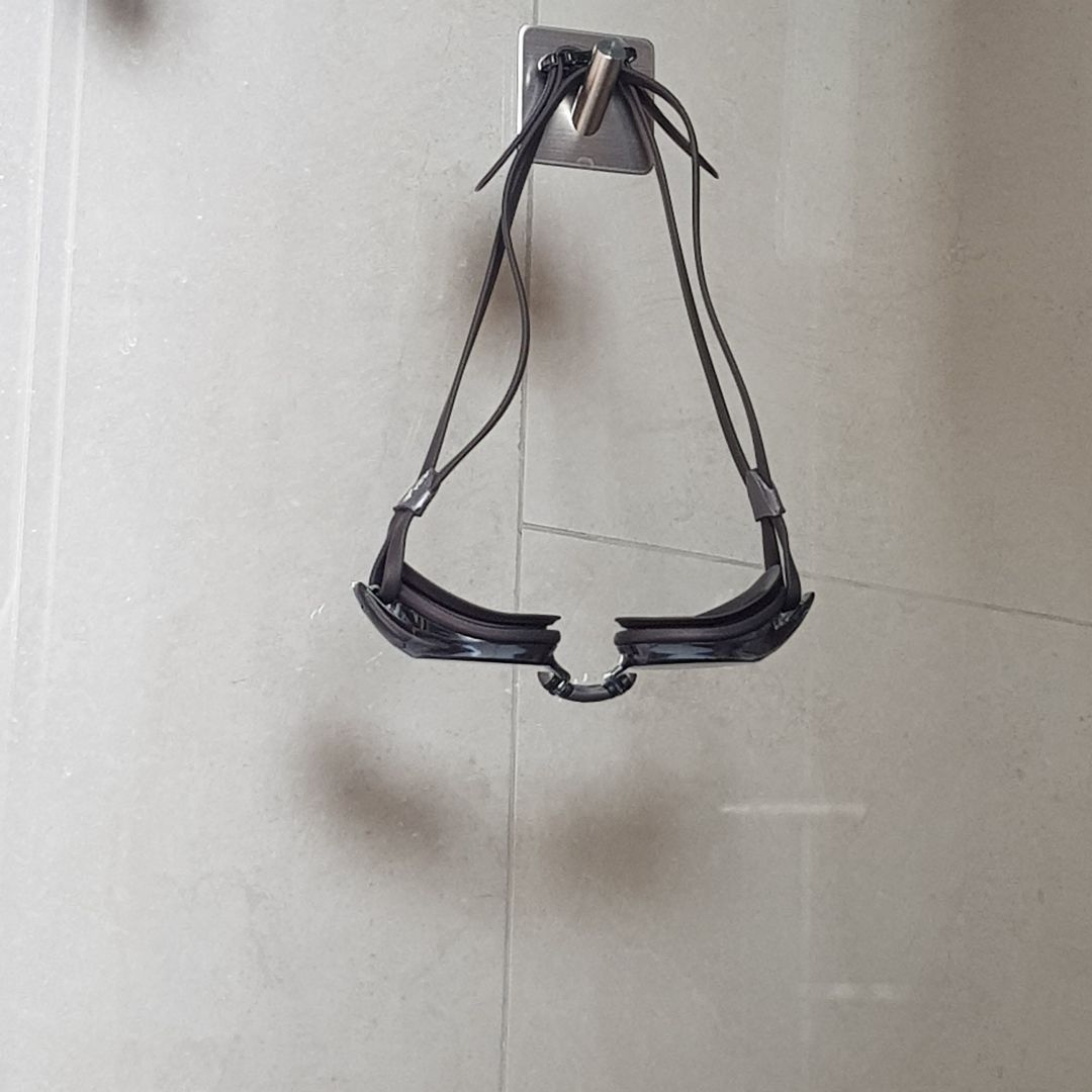 Vì quen đeo kính bảng to nên đối với kính này lúc mới đeo thấy hơi nhỏ. Nhưng đeo một lúc bắt đầu quen quen.
Mình mới nhận được kính hôm qua là tối về lấy ra bơi liền. Mình làm theo hướng dẫn ngâm kính dưới nước 1 tí trước khi bơi sau đó bơi gần 2 tiếng mà vẫn không bị mờ. 
Chất lượng đạt yêu cầu. ? Vì quen đeo kính bảng to nên đối với kính này lúc mới đeo thấy hơi nhỏ. Nhưng đeo một lúc bắt đầu quen quen.
Mình mới nhận được kính hôm qua là tối về lấy ra bơi liền. Mình làm theo hướng dẫn ngâm kính dưới nước 1 tí trước khi bơi sau đó bơi gần 2 tiếng mà vẫn không bị mờ. 
Chất lượng đạt yêu cầu. ?