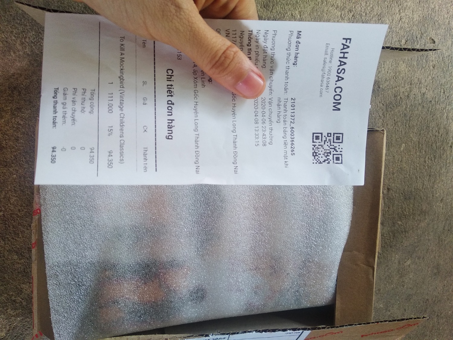 Nhà bán hàng FAHASA trên TIKI, cùng 1 đơn nhưng do 2 nhà phân phối (Tiki, FAHASA), đơn được tách ra làm 2 lần giao, FAHASA giao hàng chậm hơn tiki 2 ngày. 
Nhưng sách được bọc 1 lớp xốp, cẩn thận. Sách mới, đẹp.