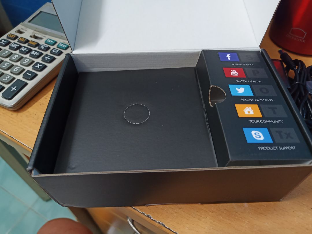 sản phẩn đẹp, nhỏ gọn, nhiều kênh truyền hình, xem youtube, đọc báo bằng trình duyệt ok, wifi mạnh xem nét căng với độ phân giải 1080p ( màn hình cũng phải full HD nhé, mình dùng màn hình vi tính). mới mua chưa vọc nhiều nhưng thấy rất ok với tầm giá. muốn điều khiển bằng giọng nói thì phải mua thêm cái điều khiển khác. hy vọng sử dụng bền.