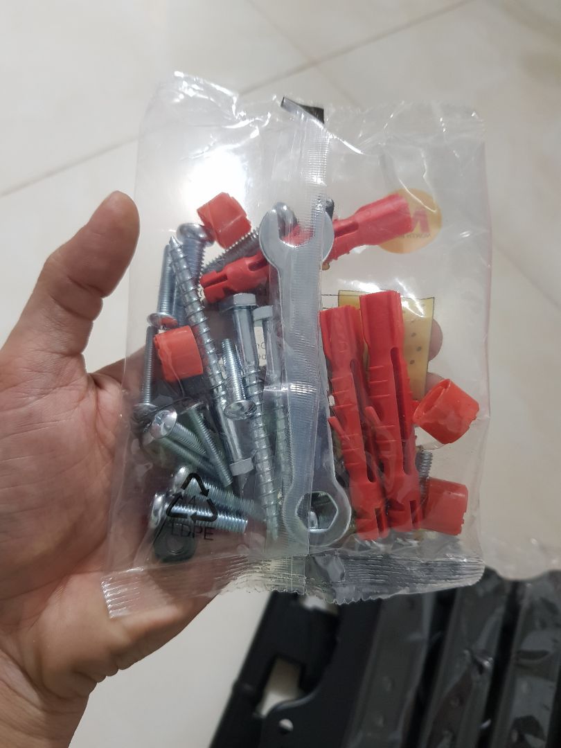 với giá này thì quá ngon, sản phẩm chắc chắn, có thể nói là nặng hơn cả cái tivi -)) gắn xoay kiểu nào cũng được, không sợ tivi bị xéo, xa gần tùy ý, rất nên mua