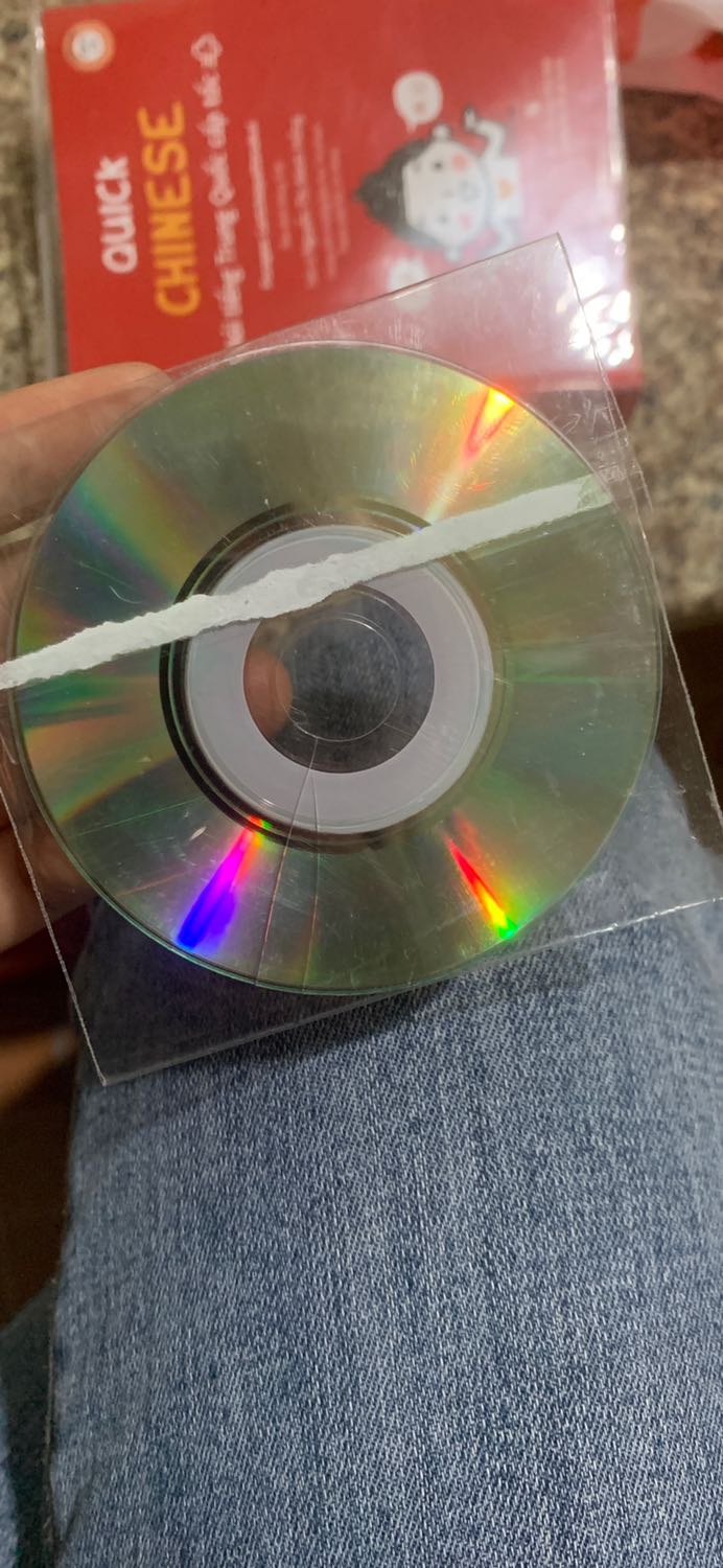 Đĩa CD bị nứt, vỡ, mình chưa thử xem còn nghe được không? Lúc mình nhận được sách thì cái đĩa đã bị bóc ra rồi, để ở trang đâu.