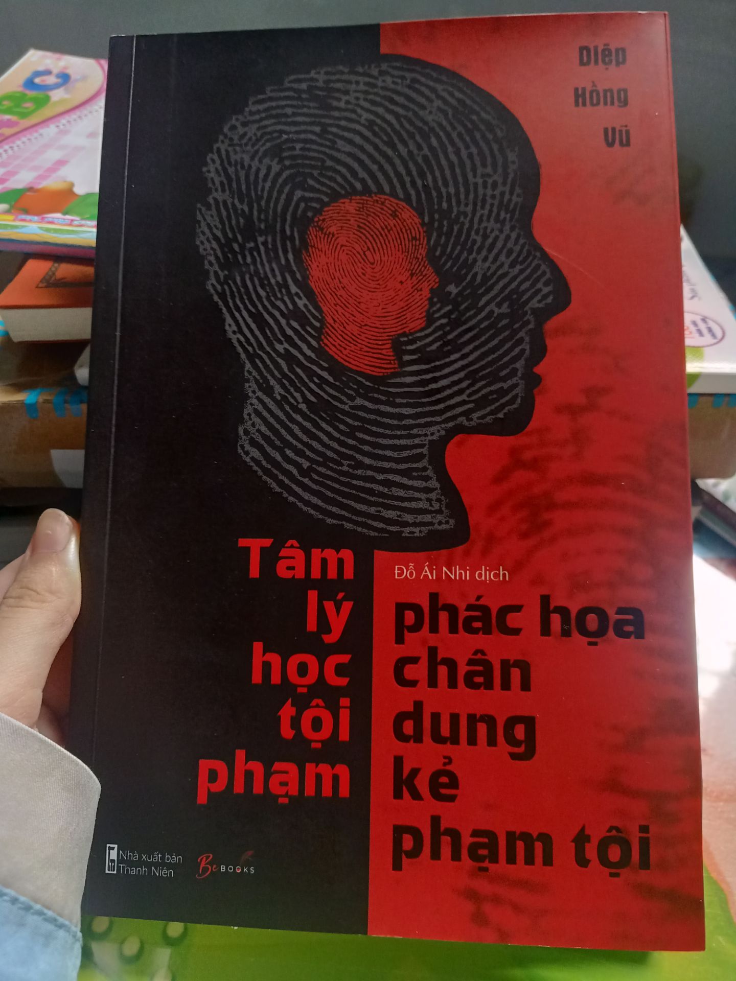 Đúng như tựa sách tập trung nói về " tâm lí học tội phạm, phát họa chân dung kẻ phạm tội ". Khá hay, nhưng không như mình mong đợi. Nhiều vụ án được kể lại khá chi tiết, dễ hiểu. Các vụ án có vẻ sẽ khiến cho nhiều bạn sợ và phải nhíu mày khi đọc. Nhưng với mình nó không đủ đô lắm😅