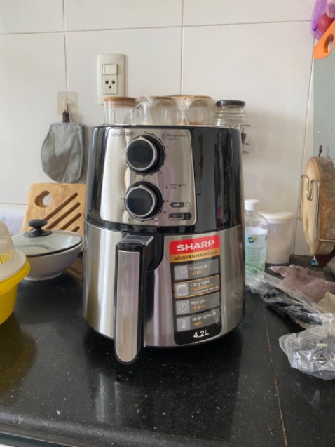 Gọn, dễ dùng,so với chiên dầu thì mất thời gian nhiều nhưng bù lại bếp sạch sẽ, nhà cửa không bị ám mùi. Nồi chiên cánh gà, sườn rất ngon. Mình dùng thêm giấy thấm dầu lót phía dưới nên làm vệ sinh cũng nhanh. Nếu bạn bận rộn thì mua nồi chiên không dầu sẽ rất tiện !